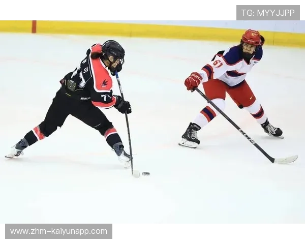 女子冰球赛：冰雪竞技展现中国队坚强拼搏精神，女子冰球锦标赛